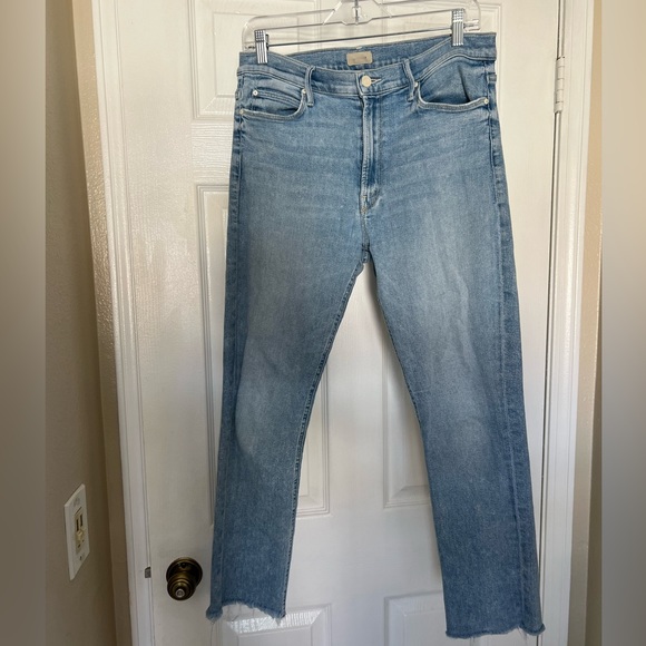 Mother Jeans. Mid Rise Dazzler Ankle Fray in Reading By The Pool. Size 32 - Picture 3 of 10